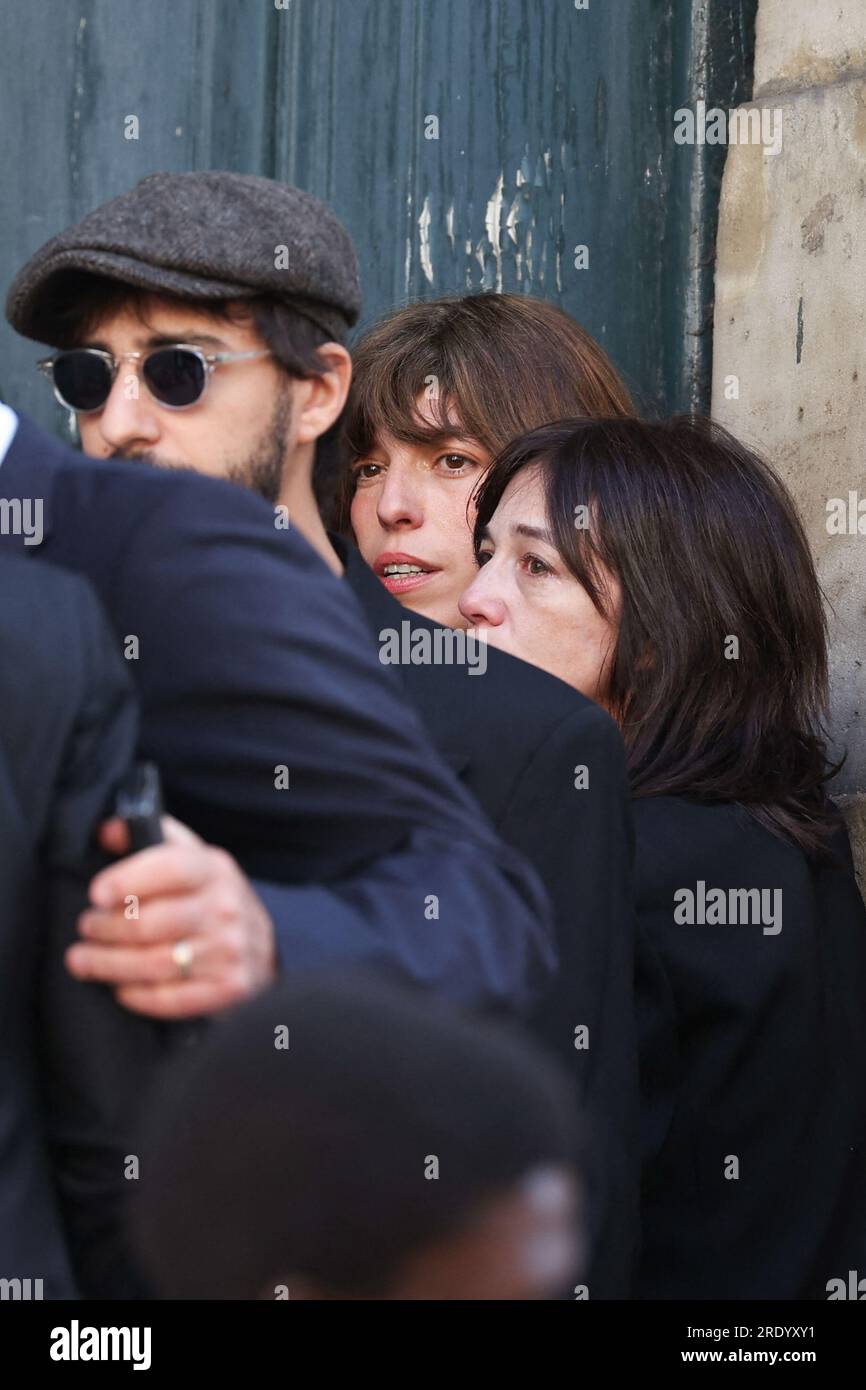 Paris, Frankreich. 24. Juli 2023. Charlotte Gainsbourg und Lou Doillon, Ben Attal während der Beerdigung der britischen Sängerin und Schauspielerin Jane Birkin am 24. Juli 2023 in der Kirche Saint Roch in Paris, Frankreich, die am 16. Juli 2023 im Alter von 76 Jahren in Paris starb. Foto von Nasser Berzane/ABACAPRESS.COM Kredit: Abaca Press/Alamy Live News Stockfoto