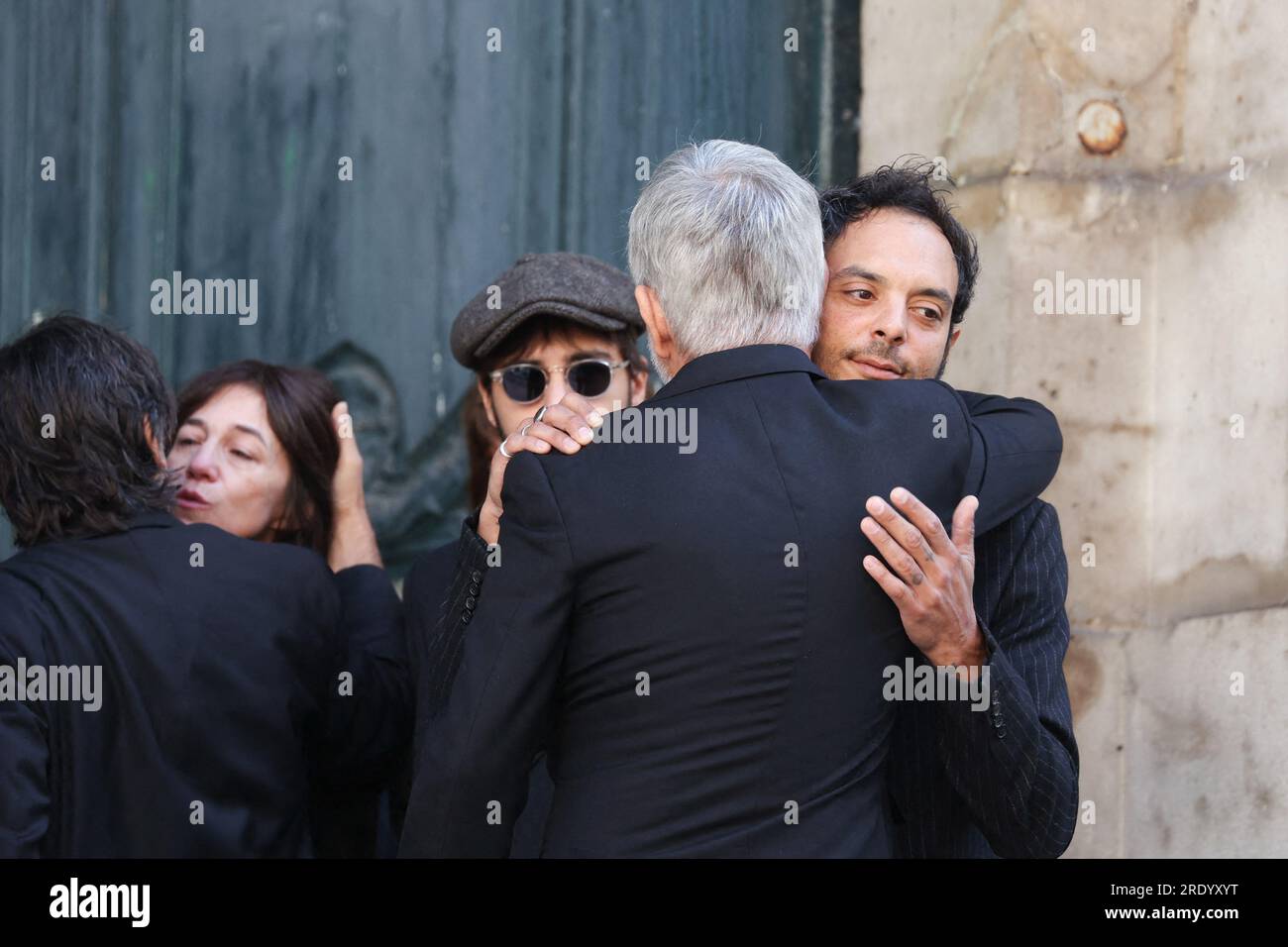 Paris, Frankreich. 24. Juli 2023. Charlotte Gainsbourg und Lou Doillon, Ben Attal während der Beerdigung der britischen Sängerin und Schauspielerin Jane Birkin am 24. Juli 2023 in der Kirche Saint Roch in Paris, Frankreich, die am 16. Juli 2023 im Alter von 76 Jahren in Paris starb. Foto von Nasser Berzane/ABACAPRESS.COM Kredit: Abaca Press/Alamy Live News Stockfoto