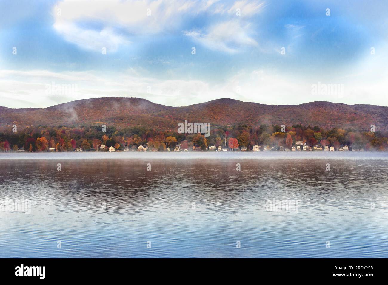 Herbstfarbene Berge und Reflexion im See von Massachusetts Stockfoto