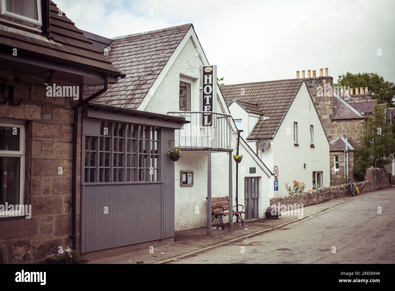 Lokales Hotel in einem kleinen Dorf in abgelegenen schottischen Highlands Stockfoto