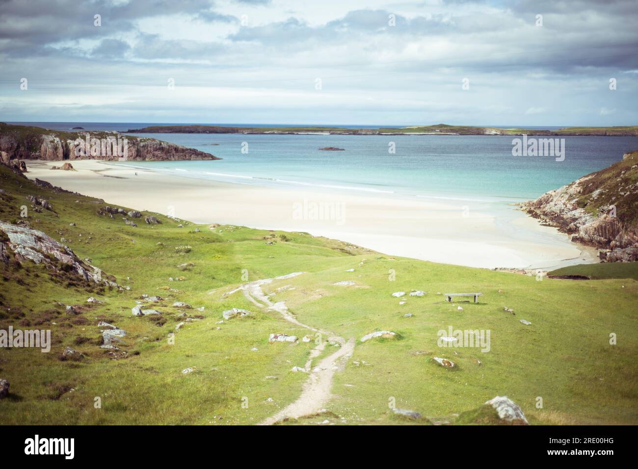 Abgelegener Strand und Bucht an der Küste Schottlands Stockfoto