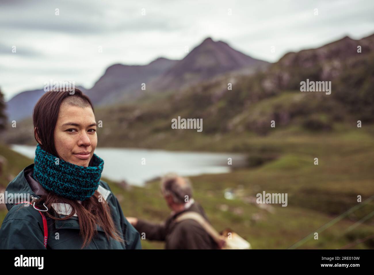 Junge Frauen wandern und angeln mit der Familie in den schottischen Highlands Stockfoto