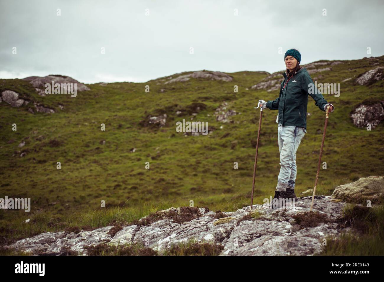 Stolze, starke Wanderer stehen mit Stöcken auf abgelegenen Bergen Stockfoto