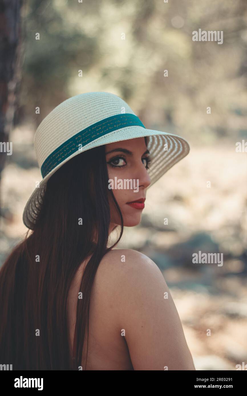 Junge Frau genießt einen sonnigen Tag in einem mediterranen Wald Stockfoto