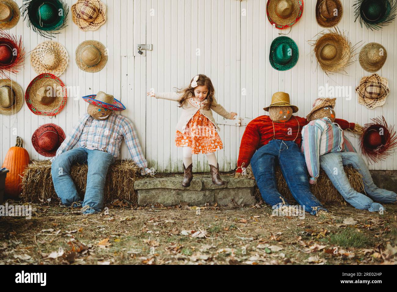 Herbstspaß im Mittleren Westen mit Kids Jumping Stockfoto