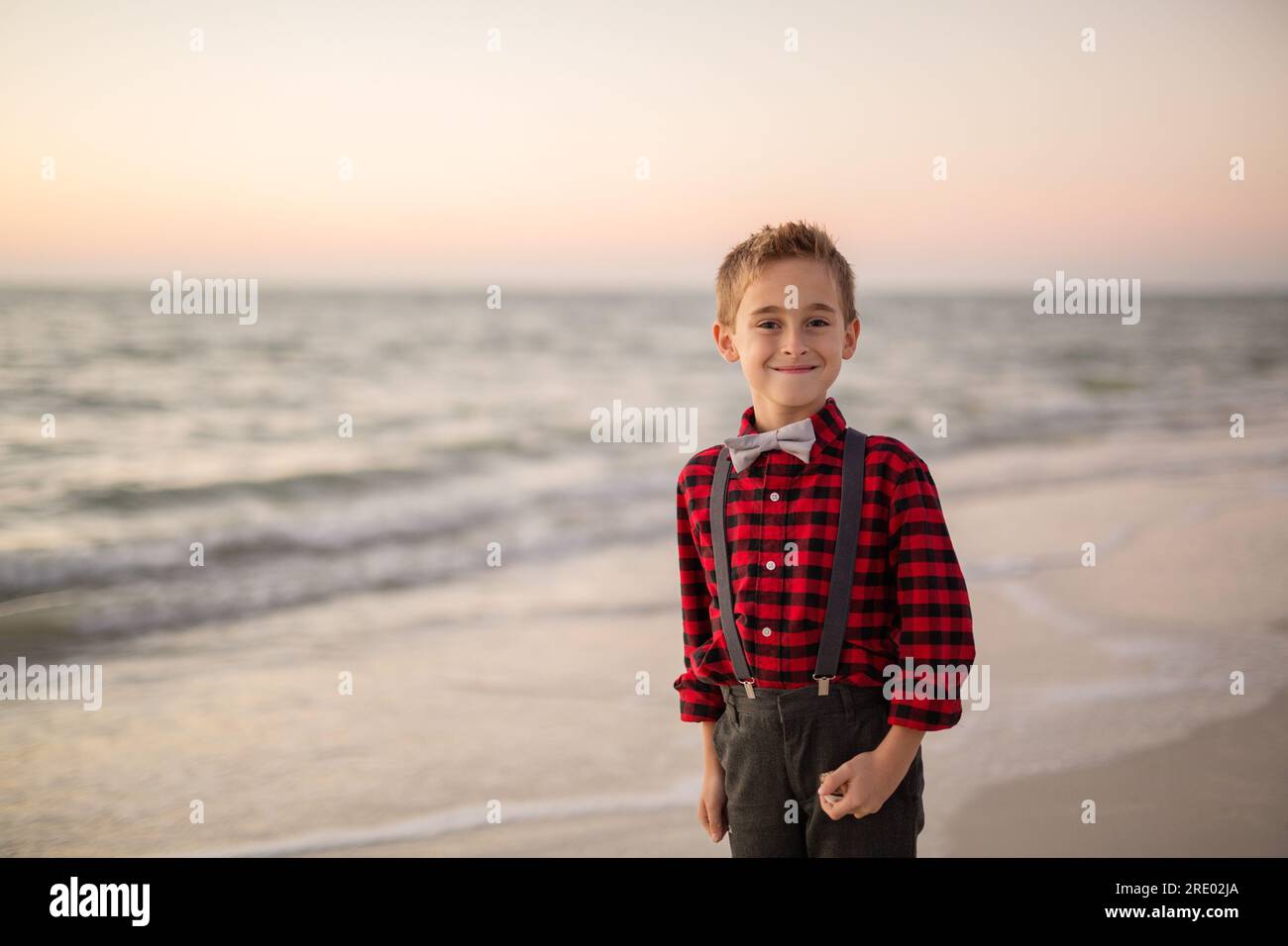 Boy am Strand Stockfoto