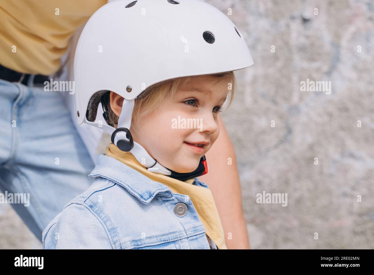 Ð¡aukasische Vorschulkinder in weißem Helm auf dem Balance Bike Stockfoto