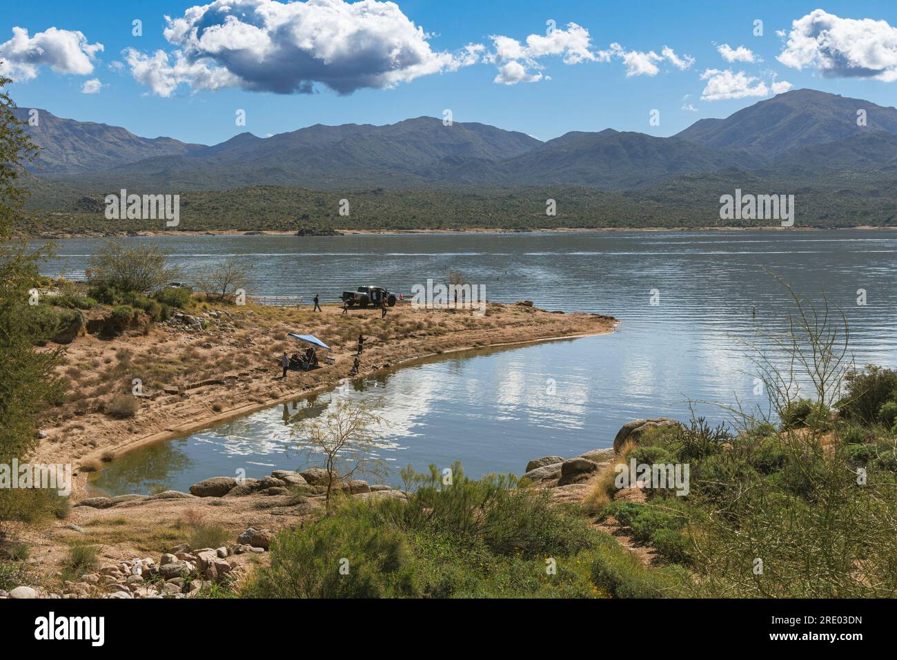 Angler am Ufer des Reservoirs Bartlett Lake, USA, Arizona, Bartlett Reservoir, Scottsdale Stockfoto