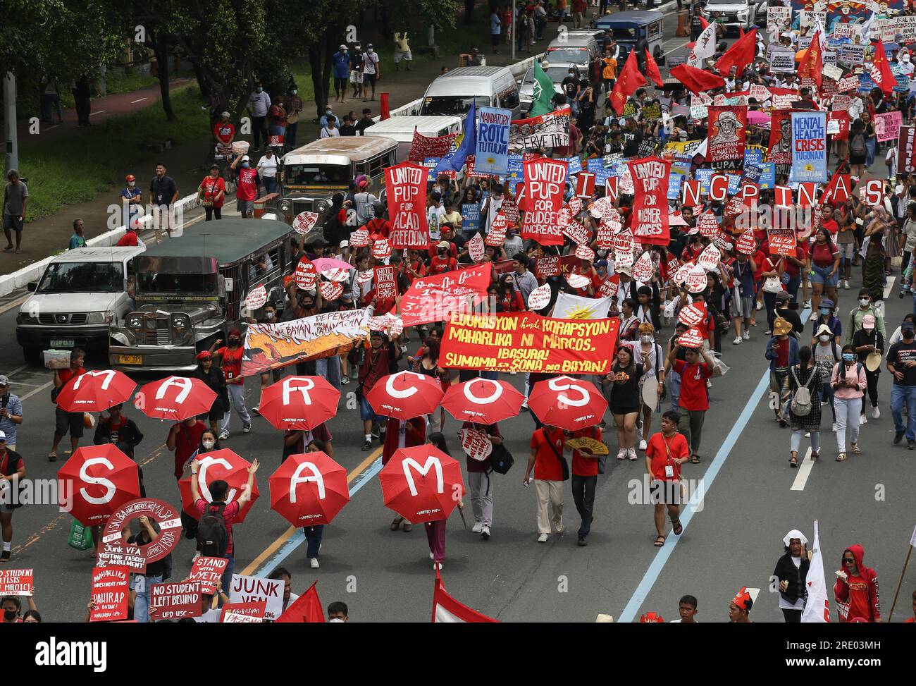 Quezon, Philippinen. 24. Juli 2023. Demonstranten aus verschiedenen Teilen der Philippinen marschieren in Richtung Kongress vor der zweiten Rede des philippinischen Präsidenten Ferdinand Marcos Jr. zur Lage der Nation Ein Protest für das erste Jahr der Marcos-Regierung und für die zweite Rede des Präsidenten zur Lage der Nation. Multisektorale Gruppen, die ihre Anliegen zu verschiedenen sozialen Fragen zum Ausdruck bringen. Kredit: SOPA Images Limited/Alamy Live News Stockfoto