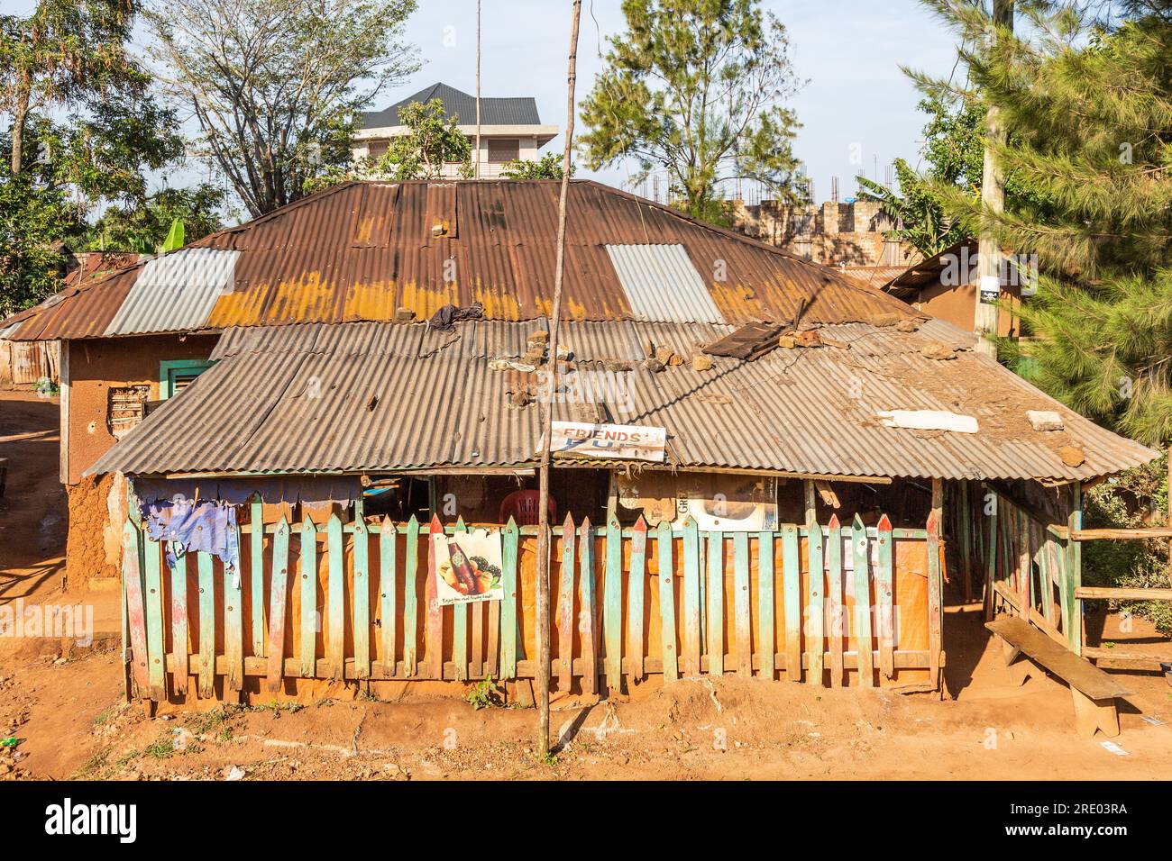 Einzelhaus in den Vororten von Entebbe, Uganda, aus Welleisen. Stockfoto