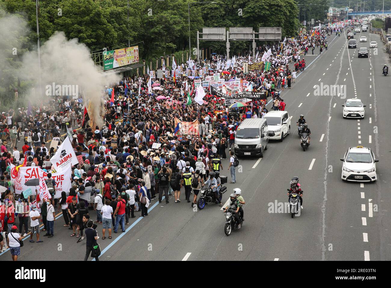 Quezon, Philippinen. 24. Juli 2023. Demonstranten verbrennen vor seiner zweiten Rede zur Lage der Nation eine Statue des philippinischen Präsidenten Ferdinand Marcos Jr. Ein Protest für das erste Jahr der Marcos-Regierung und für die zweite Rede des Präsidenten zur Lage der Nation. Multisektorale Gruppen, die ihre Anliegen zu verschiedenen sozialen Fragen zum Ausdruck bringen. Kredit: SOPA Images Limited/Alamy Live News Stockfoto