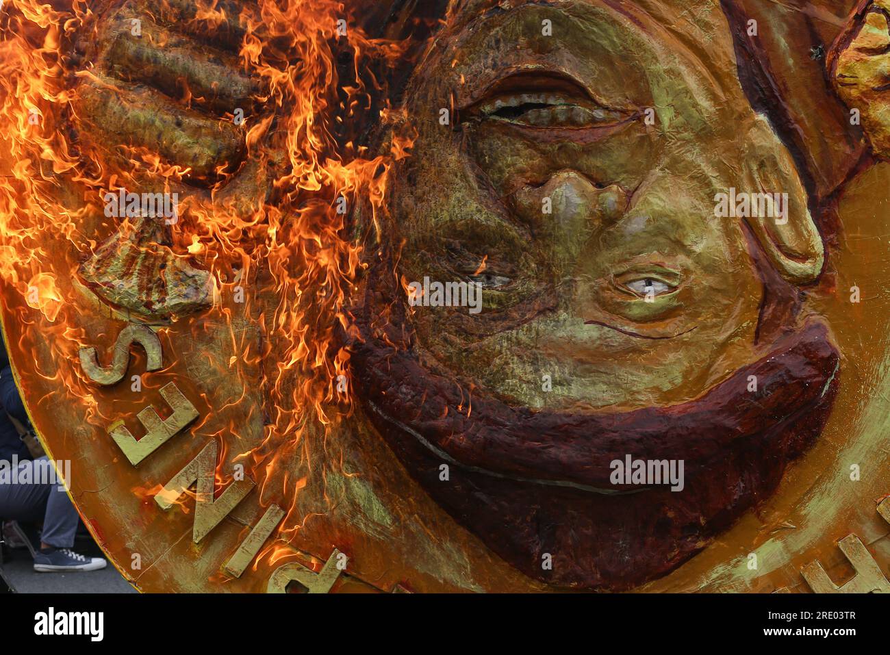 Quezon, Philippinen. 24. Juli 2023. Demonstranten verbrennen vor seiner zweiten Rede zur Lage der Nation eine Statue des philippinischen Präsidenten Ferdinand Marcos Jr. Ein Protest für das erste Jahr der Marcos-Regierung und für die zweite Rede des Präsidenten zur Lage der Nation. Multisektorale Gruppen, die ihre Anliegen zu verschiedenen sozialen Fragen zum Ausdruck bringen. Kredit: SOPA Images Limited/Alamy Live News Stockfoto