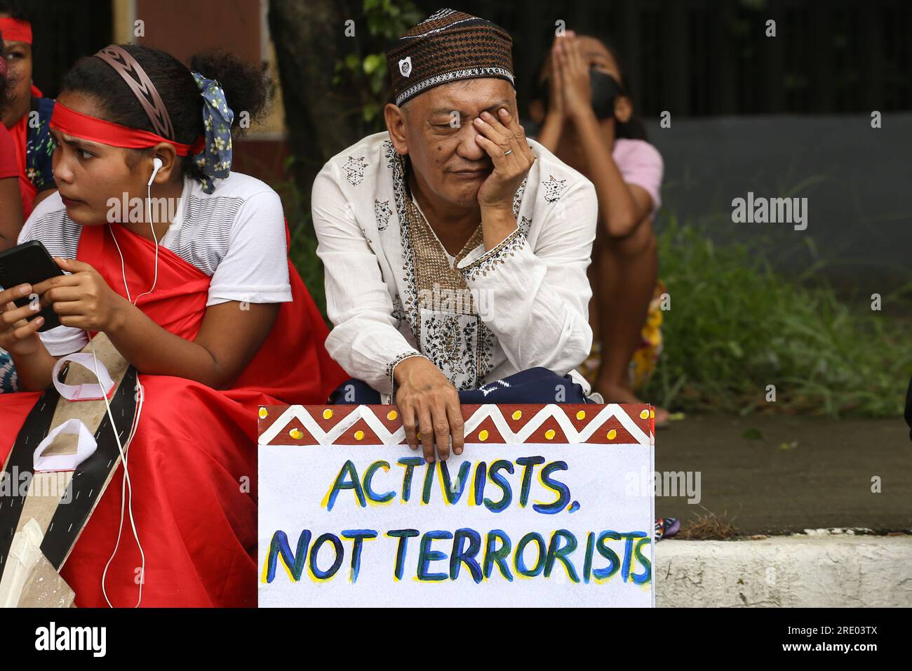 Quezon, Philippinen. 24. Juli 2023. Ein älterer philippinischer Protestteilnehmer ruht während der Demonstration. Ein Protest für das erste Jahr der Marcos-Regierung und für die zweite Rede des Präsidenten zur Lage der Nation. Multisektorale Gruppen, die ihre Anliegen zu verschiedenen sozialen Fragen zum Ausdruck bringen. Kredit: SOPA Images Limited/Alamy Live News Stockfoto