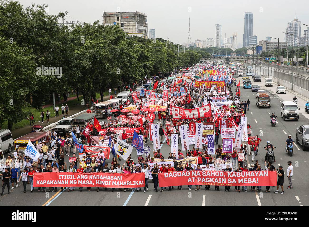 Quezon, Philippinen. 24. Juli 2023. Demonstranten aus verschiedenen Teilen der Philippinen marschieren in Richtung Kongress vor der zweiten Rede des philippinischen Präsidenten Ferdinand Marcos Jr. zur Lage der Nation Ein Protest für das erste Jahr der Marcos-Regierung und für die zweite Rede des Präsidenten zur Lage der Nation. Multisektorale Gruppen, die ihre Anliegen zu verschiedenen sozialen Fragen zum Ausdruck bringen. Kredit: SOPA Images Limited/Alamy Live News Stockfoto