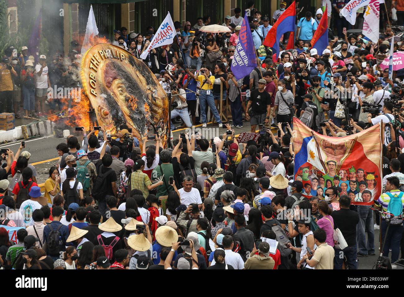 Quezon, Philippinen. 24. Juli 2023. Demonstranten verbrennen vor seiner zweiten Rede zur Lage der Nation eine Statue des philippinischen Präsidenten Ferdinand Marcos Jr. Ein Protest für das erste Jahr der Marcos-Regierung und für die zweite Rede des Präsidenten zur Lage der Nation. Multisektorale Gruppen, die ihre Anliegen zu verschiedenen sozialen Fragen zum Ausdruck bringen. Kredit: SOPA Images Limited/Alamy Live News Stockfoto
