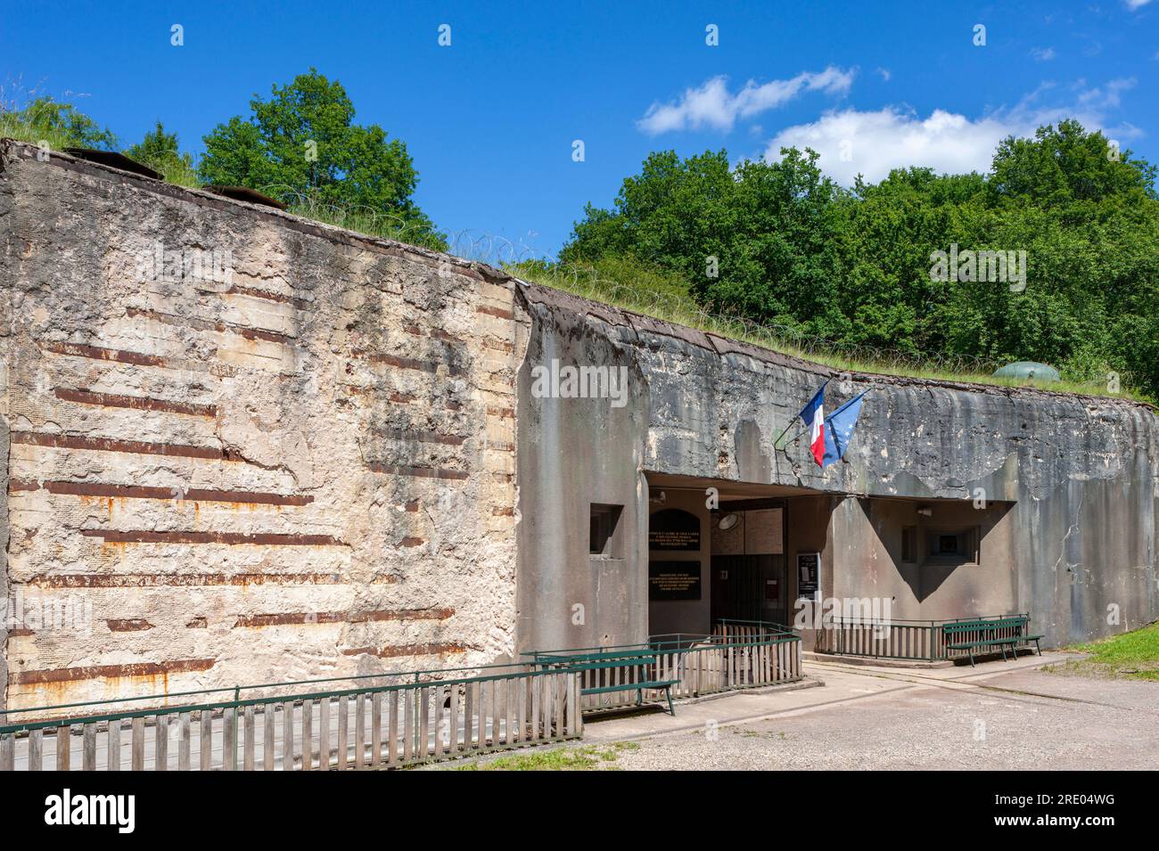 Bunker der ehemaligen Maginot-Linie, hier Munitionseingang der Artillerie Kalkofen, auch Panzerwerk 615, Lembach, Elsass, Frankreich, Europa Stockfoto