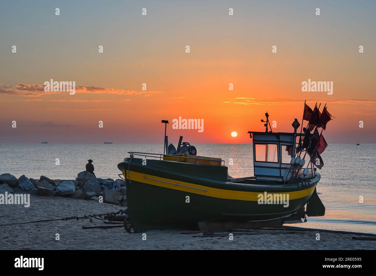 Wunderschöner Blick am Morgen auf die polnische Küste in Gdynia. Schiff an einem Sandstrand am Morgen. Foto in Gdynia Orlowo an der Ostsee in Polen Stockfoto