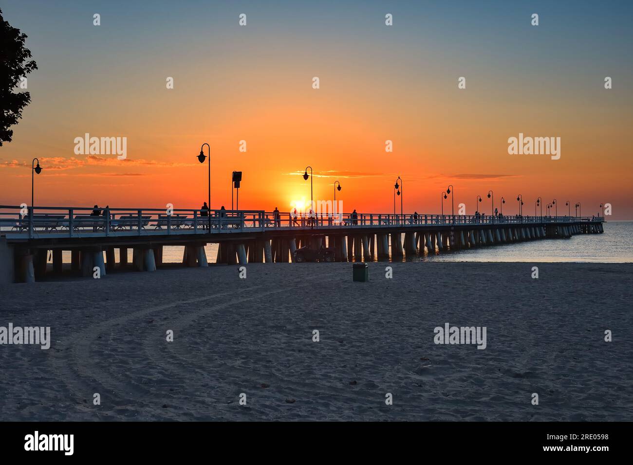 Farbenfrohe Morgenlandschaft am Meer. Holzpier am Meer bei Sonnenaufgang. Foto in Gdynia Orlowo an der Ostsee in Polen. Stockfoto
