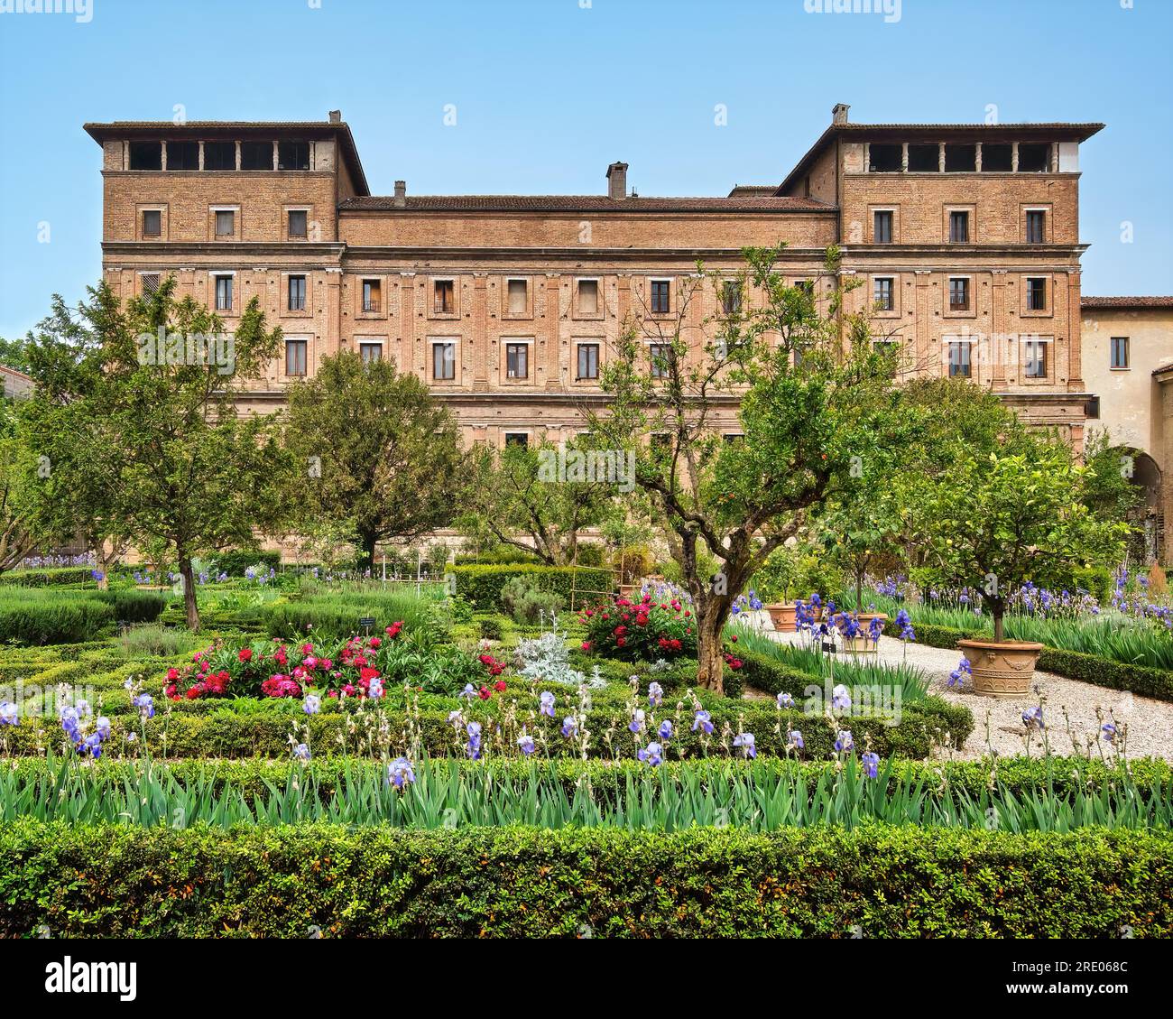 Der Herzogspalast in Mantua, Italien. Der Giardino dei Semplici aus dem 17. Jahrhundert (Simples Garden), weil dort Heilpflanzen oder „einfache“ Pflanzen angebaut wurden. Stockfoto