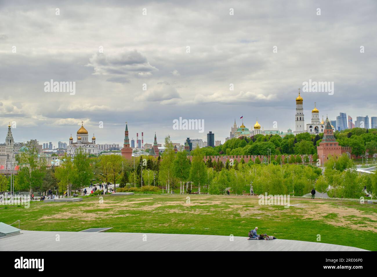 Moskau Russland 08.05.2023 Uhr. Sehen Sie den Kreml und die Kathedrale Christus der Erlöser vom Zaryadye Park aus Stockfoto