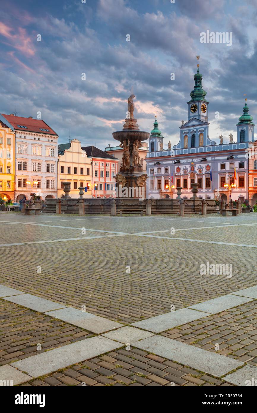 Ceske Budejovice, Tschechische Republik. Stadtbild der Innenstadt von Ceske Budejovice, Tschechische Republik mit Platz Premysl Otakar II und Samson-Brunnen in Su Stockfoto