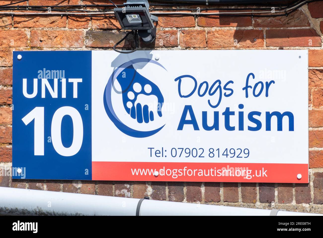 Hunde für Autismus-Schilder auf dem Industriegebiet im Hartley Park Farm Business Park in der Nähe von Selborne, Hampshire, England, Großbritannien Stockfoto