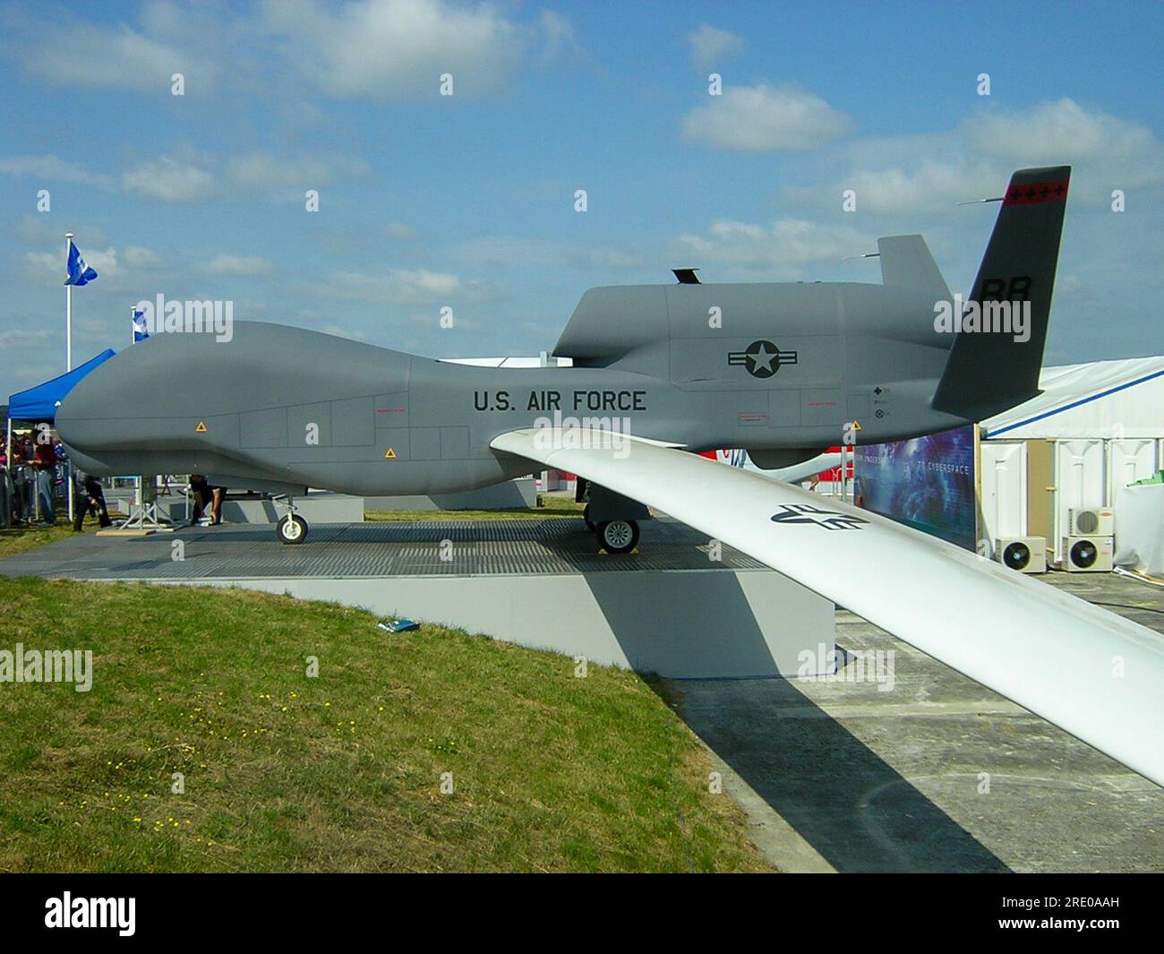 Northrop Grumman RQ-4 Global Hawk, UAV in großer Höhe, ferngesteuertes Überwachungsflugzeug auf der Farnborough International Airshow 2004 Stockfoto