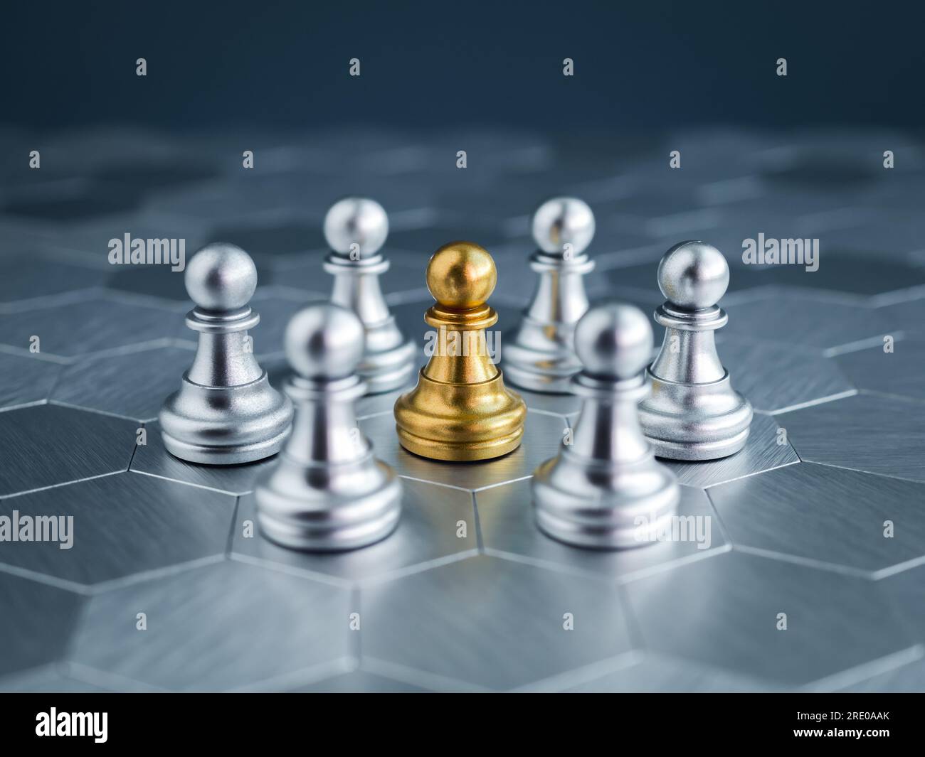 Das goldene Schachfiguren, das in der Mitte der silbernen Schachfiguren-Gruppe auf einem sechseckigen Hintergrund steht, hebt sich von der Menge ab. Leadersh Stockfoto
