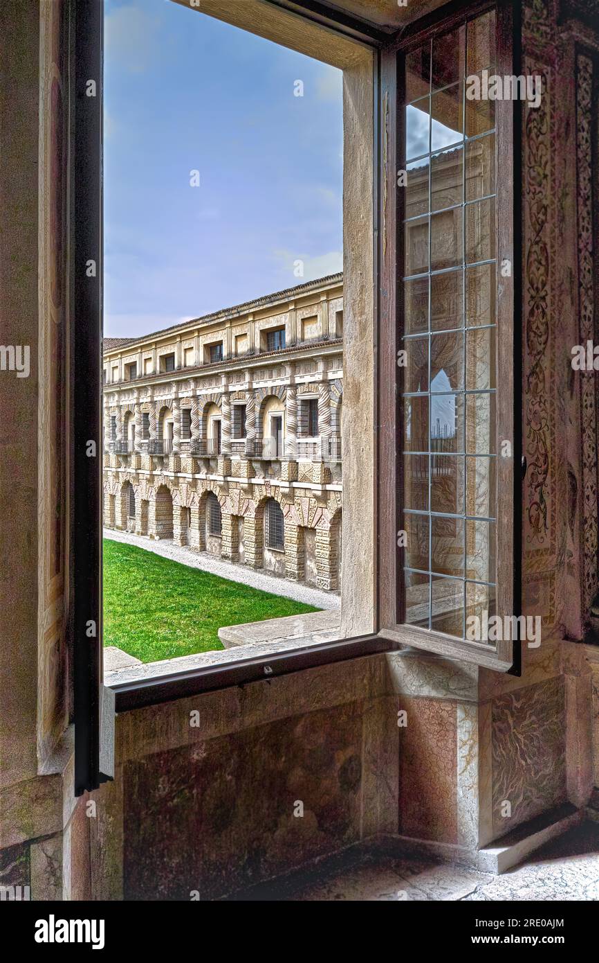 Der Herzogspalast in Mantua, Italien. Teilweise Blick aus dem Fenster der Months Lodge auf den Innenhof der sogenannten 'Cavallerizza'. Stockfoto