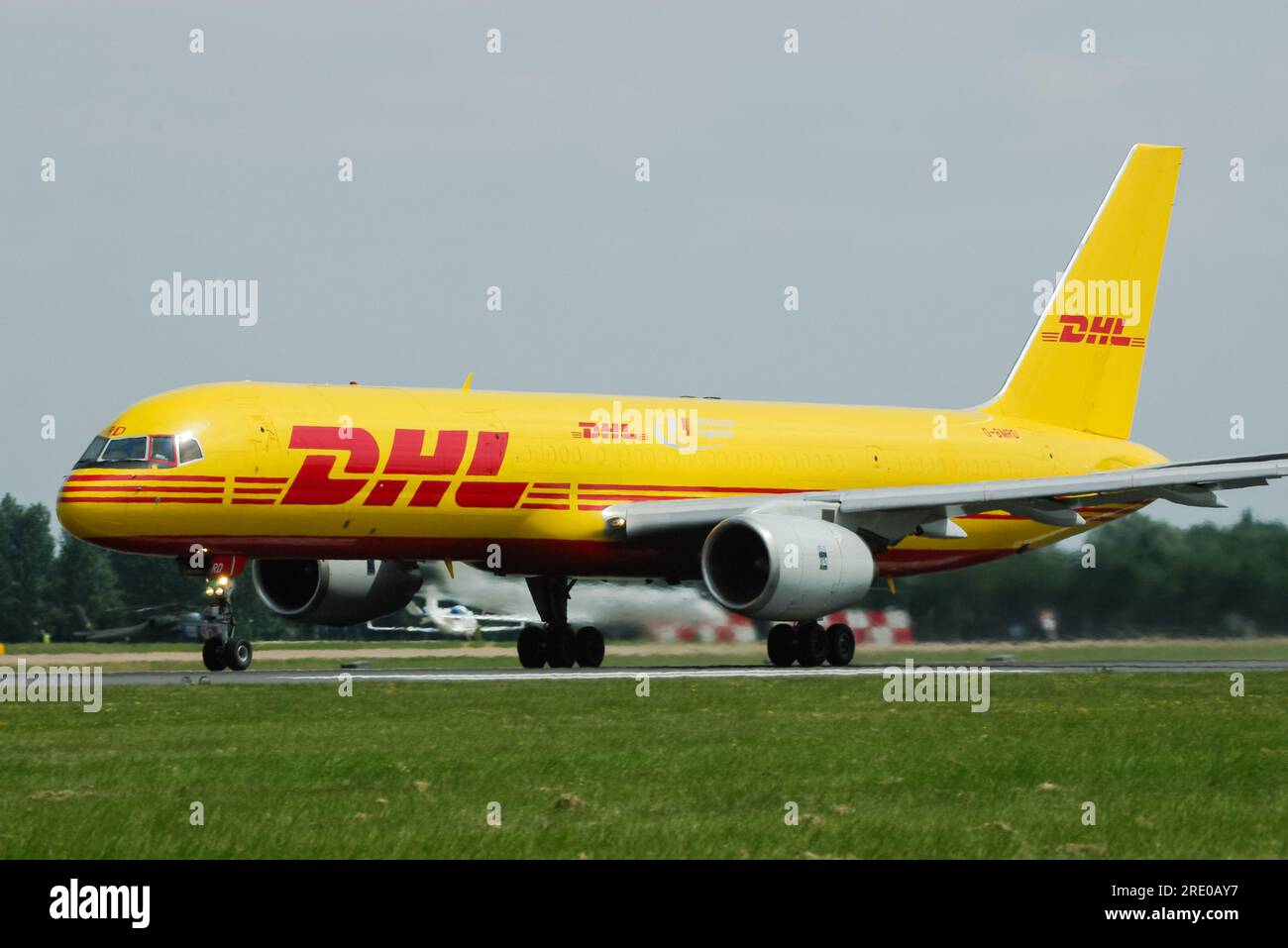 DHL Air Boeing 757 G-BMrD Frachttransportflugzeug auf der RIAT Airshow. Boeing 757-200. Gelbes Schema mit F1 Offiziellen Logistikdiensten. Deutsche Post Stockfoto