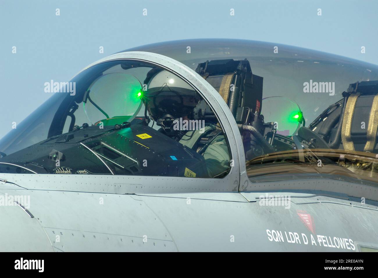 Fighter Pilot. Royal Air Force RAF Eurofighter Typhoon Pilot mit grünem Licht Effekte aus dem Head-Up Display hud Glas. Kabinenhaube. Flugzeug Stockfoto