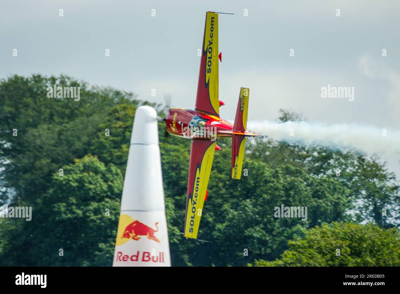 Die britische Runde des Red Bull Air Race findet im malerischen Longleat House Park statt. Soloy sponsorte Extra Flugzeug mit Bäumen der Wiltshire Landschaft Stockfoto