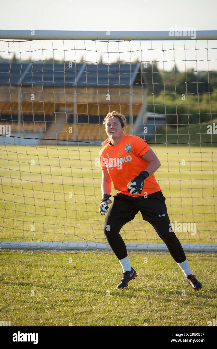 London Bees Training auf dem Hive Trainingsgelände in Harrow, weibliche Fußballmannschaft. Sarah Quantrill ist Torhüterin Stockfoto