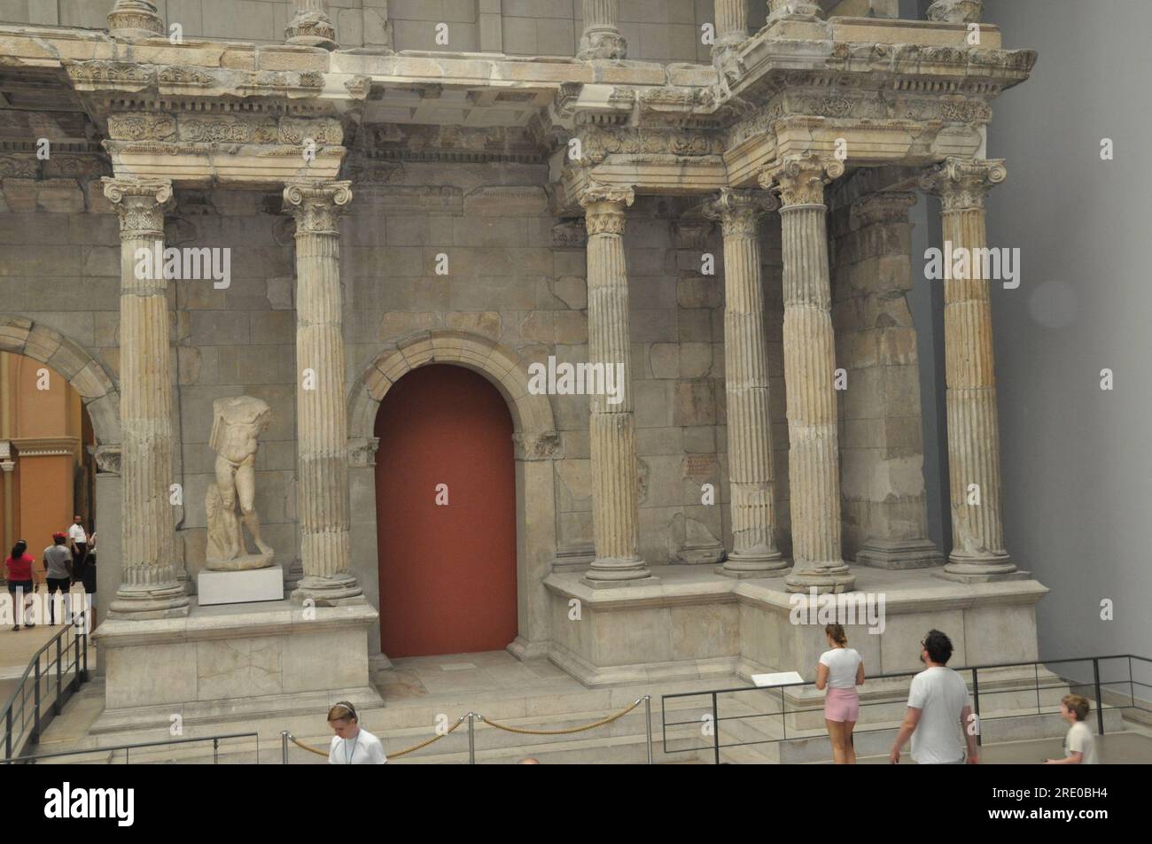 Berlin, Deutschland. 08. Juni 2023. Das Markttor von Miletus im Pergamon-Museum, abgebildet am 8. Juni 2023 auf der Museumsinsel in Berlin. Das Berliner Museum, eines der meistbesuchten Museen, wird Ende Oktober 2023 für vier Jahre wegen Renovierungsarbeiten geschlossen. Er wird erst ab 2037 vollständig geöffnet sein. Kredit: Ales Zapotocky/CTK Photo/Alamy Live News Stockfoto