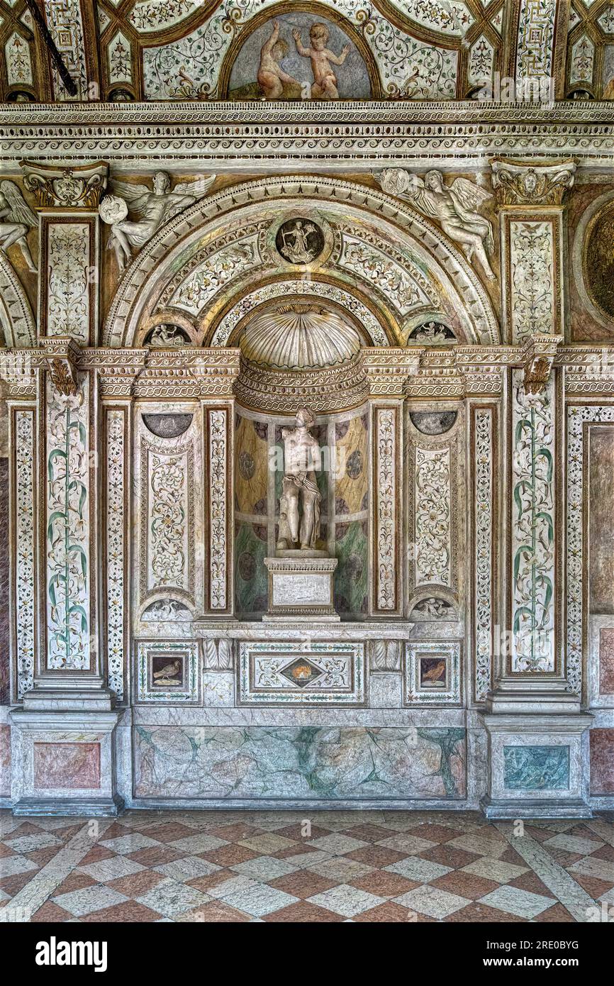 Der Herzogspalast in Mantua, Italien. Nische mit antiker römischer Statue in der Galerie der Monate. Stockfoto