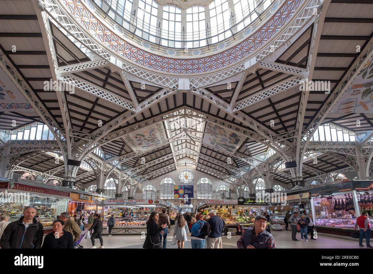 Der Mercado Central (auf valenciano Mercat Central) von Valencia ist eine der schšnsten und gršssten Markthallen Europa mit einem fantastischen Angeb Stockfoto