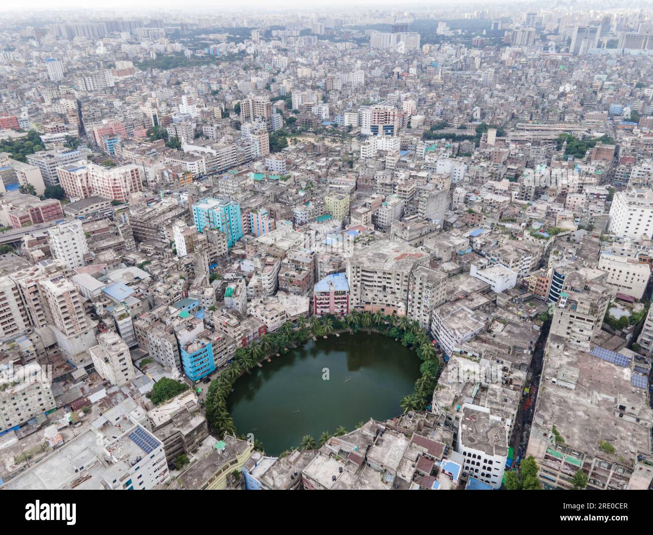Gol Talab, auch bekannt als Nawab Bari Pukur, ist ein kleiner ovaler Teich in Old Dhaka. Die Hauptstadt hatte einst 300 Teiche, aber die Zahl ist jetzt auf nur 30 gesunken. Gol Talab, eine Kulturerbestätte, ist einer der letzten Teiche, die erhebliche Auswirkungen auf die Umwelt und die Artenvielfalt des städtischen Klimas haben. Dhaka, Bangladesch. Stockfoto