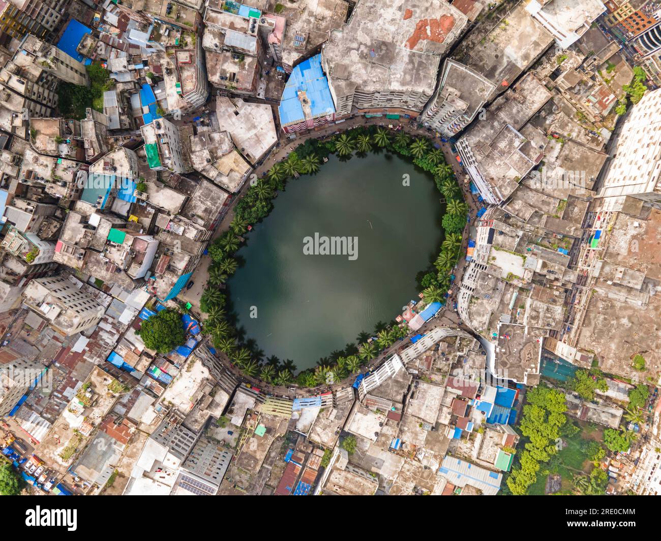 Gol Talab, auch bekannt als Nawab Bari Pukur, ist ein kleiner ovaler Teich in Old Dhaka. Die Hauptstadt hatte einst 300 Teiche, aber die Zahl ist jetzt auf nur 30 gesunken. Gol Talab, eine Kulturerbestätte, ist einer der letzten Teiche, die erhebliche Auswirkungen auf die Umwelt und die Artenvielfalt des städtischen Klimas haben. Dhaka, Bangladesch. Stockfoto