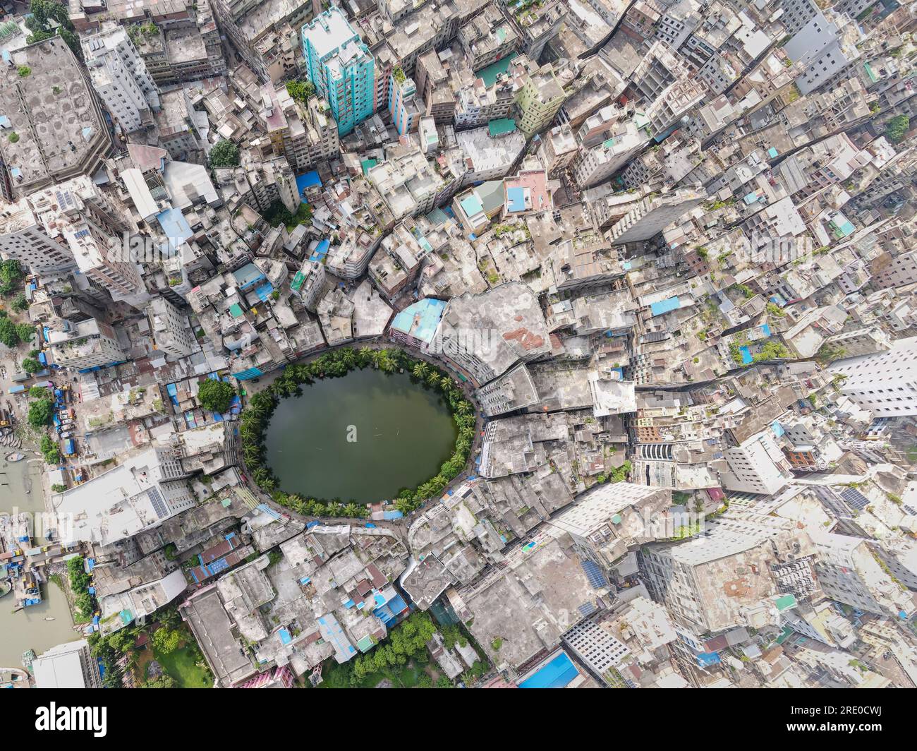 Gol Talab, auch bekannt als Nawab Bari Pukur, ist ein kleiner ovaler Teich in Old Dhaka. Die Hauptstadt hatte einst 300 Teiche, aber die Zahl ist jetzt auf nur 30 gesunken. Gol Talab, eine Kulturerbestätte, ist einer der letzten Teiche, die erhebliche Auswirkungen auf die Umwelt und die Artenvielfalt des städtischen Klimas haben. Dhaka, Bangladesch. Stockfoto