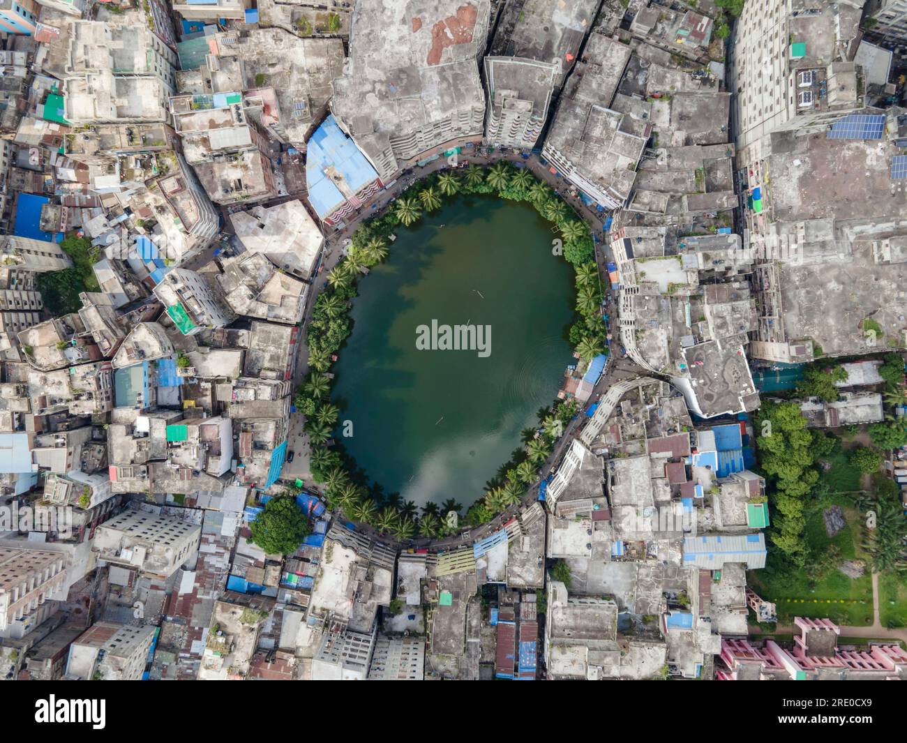 Gol Talab, auch bekannt als Nawab Bari Pukur, ist ein kleiner ovaler Teich in Old Dhaka. Die Hauptstadt hatte einst 300 Teiche, aber die Zahl ist jetzt auf nur 30 gesunken. Gol Talab, eine Kulturerbestätte, ist einer der letzten Teiche, die erhebliche Auswirkungen auf die Umwelt und die Artenvielfalt des städtischen Klimas haben. Dhaka, Bangladesch. Stockfoto