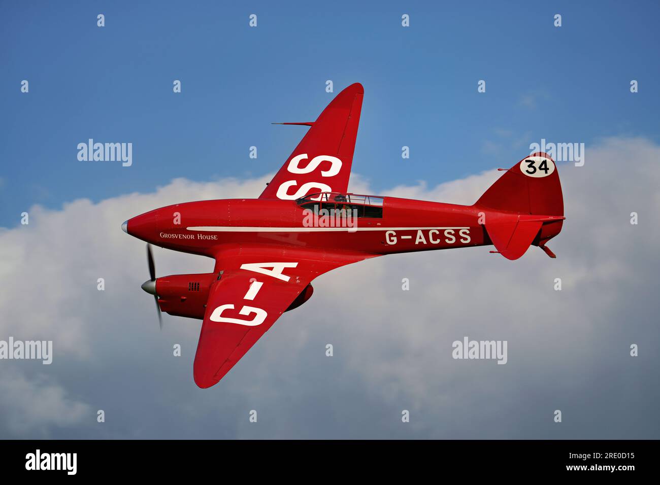 De Havilland DH.88 Comet tritt am 2023. Mai auf der Shuttleworth Evening Air Show auf Stockfoto