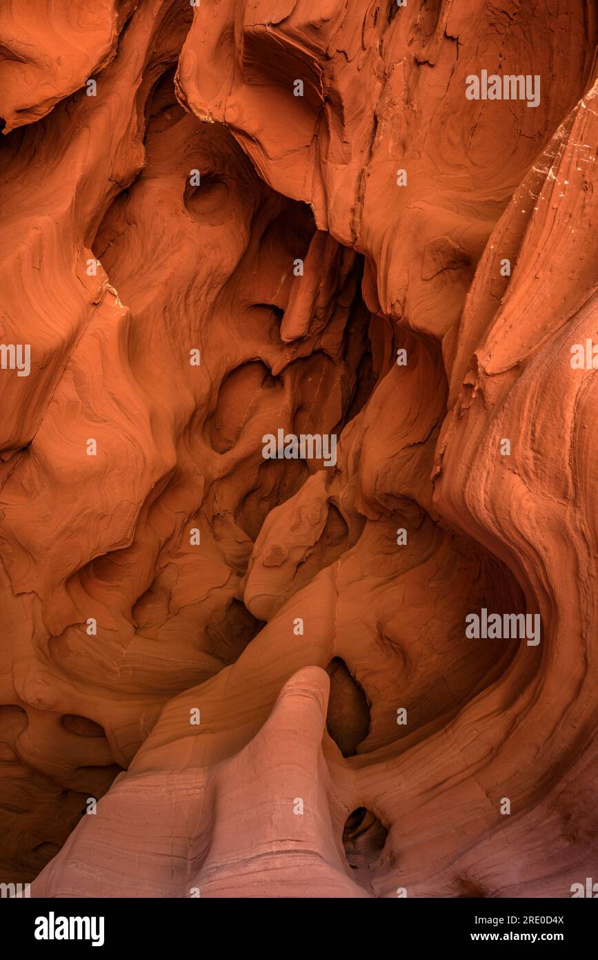 Can Riera Höhlen und ihre Umgebung, die durch die Erosion von rötlichem Ton und Sedimentgestein im Garraf-Massiv (Barcelona, Katalonien, Spanien) entstanden sind Stockfoto