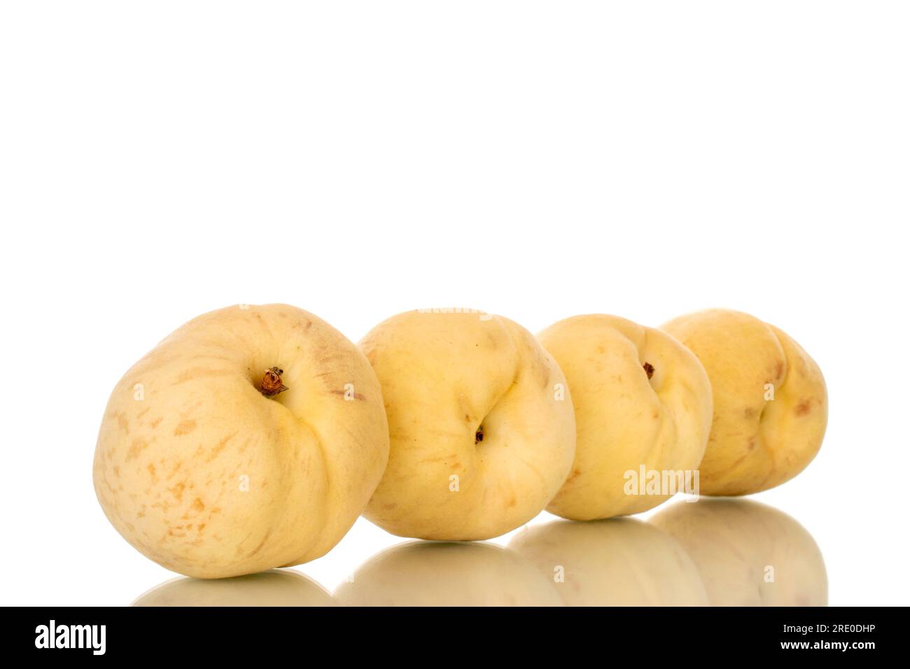 Mehrere saftige, reife Pfirsiche, Makro, isoliert auf weißem Hintergrund. Stockfoto