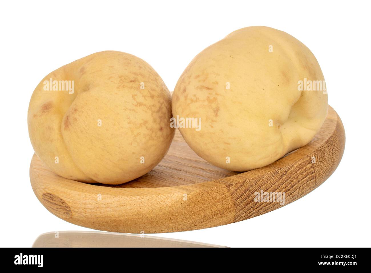 Zwei organische reife Pfirsiche auf einer Holzplatte, Makro, isoliert auf weißem Hintergrund. Stockfoto