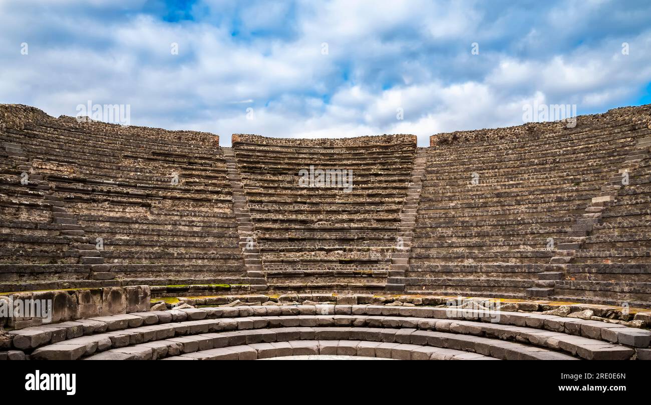 Stufensitze des Odeean Theatre (Teatro Piccolo) von Pompeji wurden in einen natürlichen Hügel gebaut Stockfoto