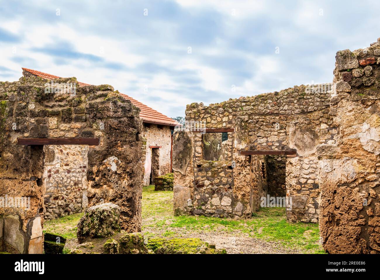 Überreste von Privathäusern, die ausgegraben, aber in Pompeji im Verfall zurückgelassen wurden Stockfoto