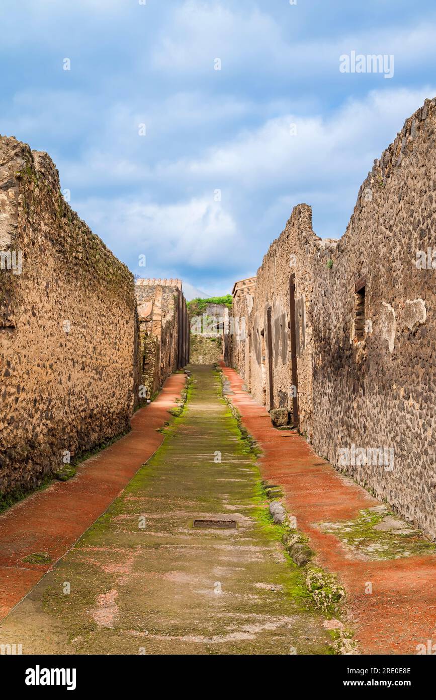 Enge Gassen bei den Ruinen von Pompeji, die von Besuchern verschlissen wurden Stockfoto