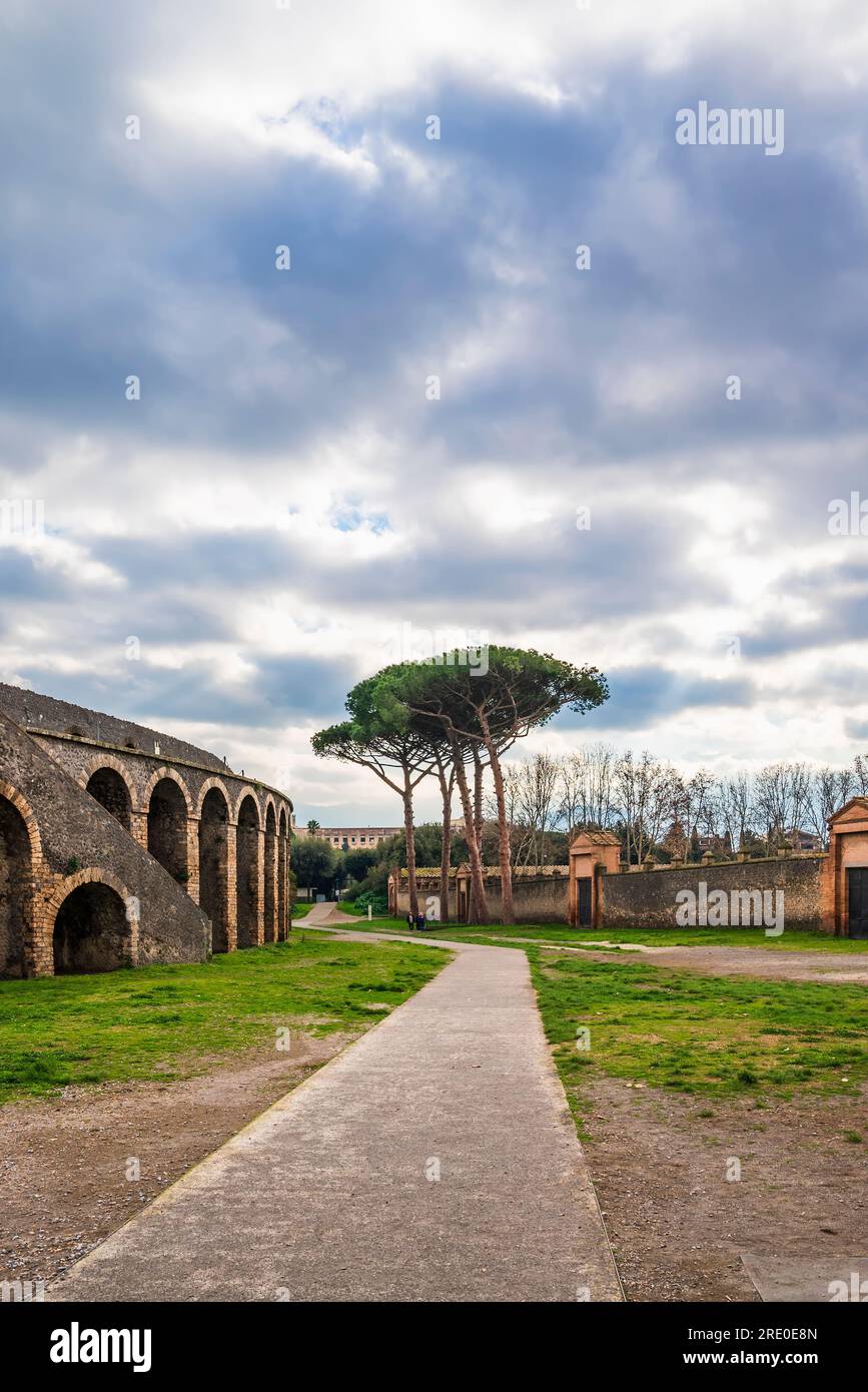 Piazzale Anfiteatro, vor dem Haupteingang des Amphitheaters von Pompeji Stockfoto