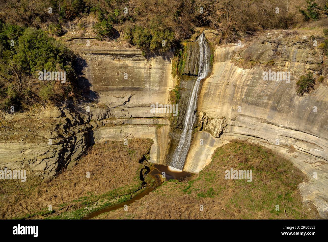 Salt del Cabrit Wasserfall und Umgebung mit dem trockenen Sau-Reservoir während der Dürre 2022-23 (Osona, Barcelona, Katalonien, Spanien) Stockfoto