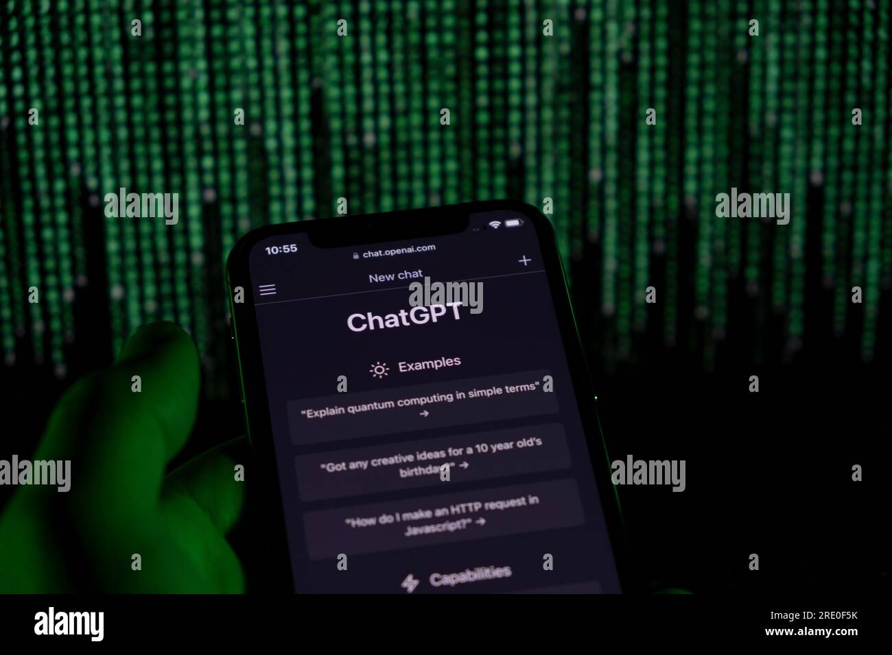 Azoren, Portugal - 21.01.2023: Smartphone-Bildschirm mit ChatGPT-Prompt-Webseite auf Matrixhintergrund. ChatGPT von OpenAI entwickelt Stockfoto
